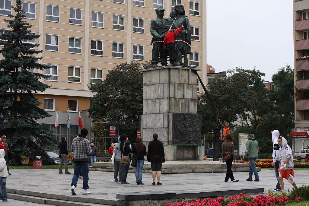 Happening pod pomnikiem