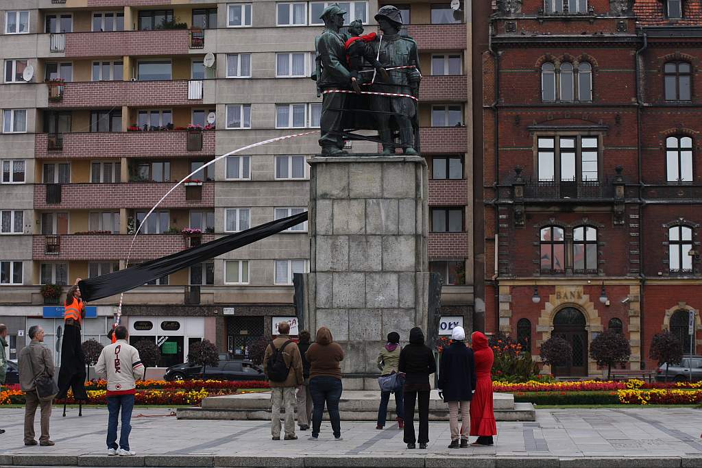 Happening pod pomnikiem