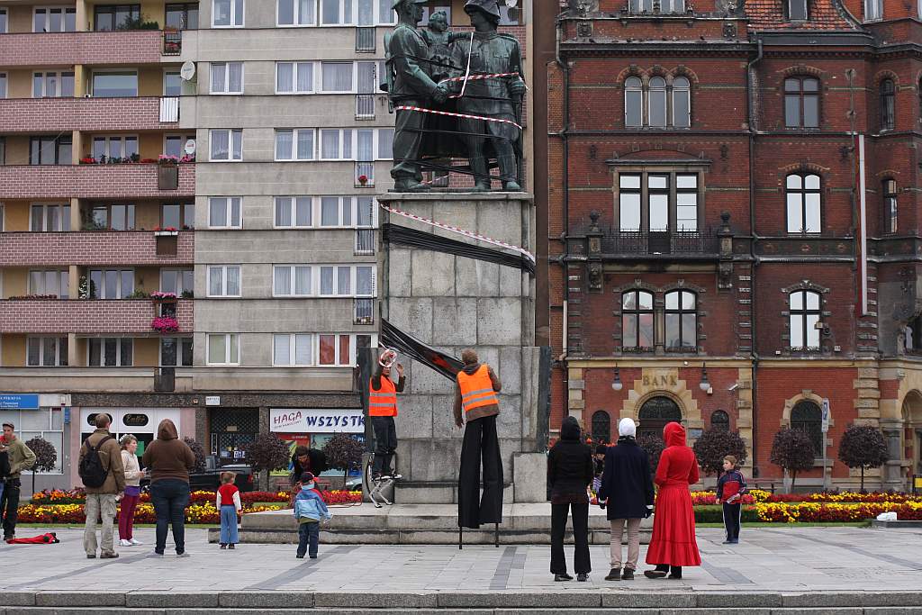 Happening pod pomnikiem