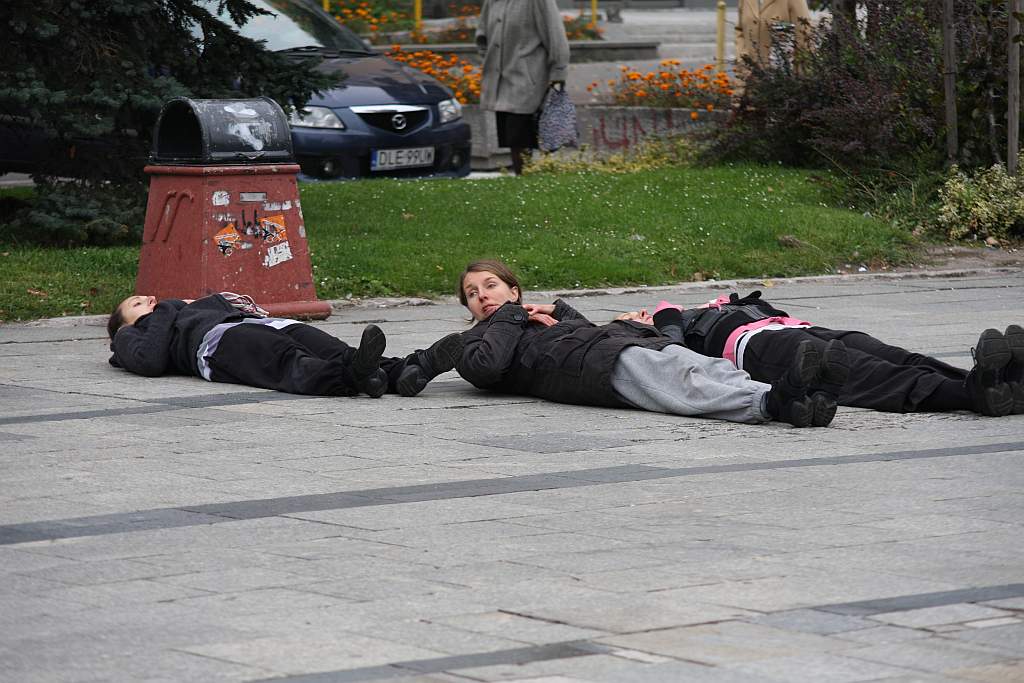 Happening pod pomnikiem
