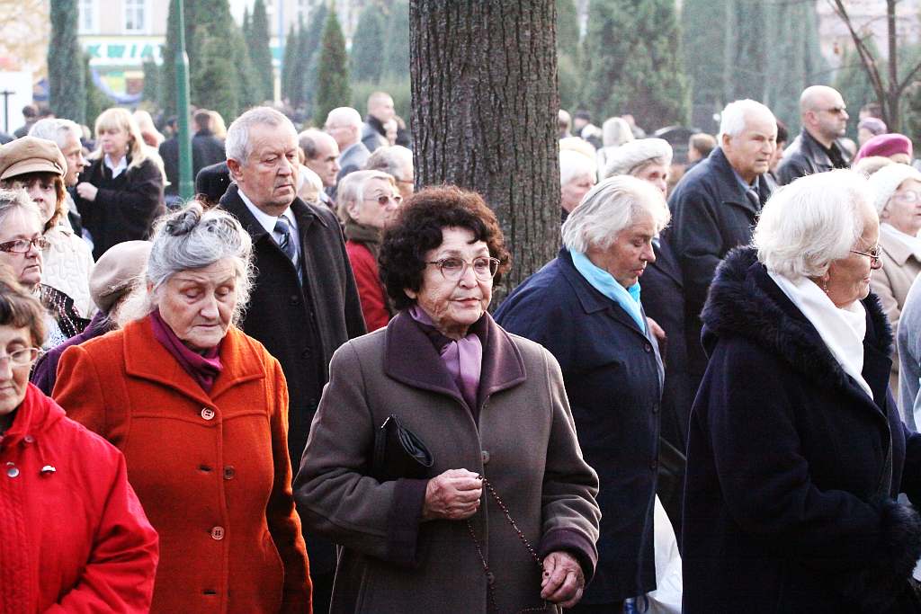 Procesja na cmentarzu w Legnicy