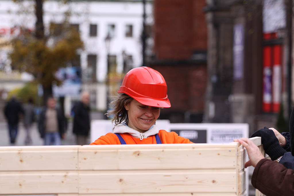 Super L buduje dom na rynku