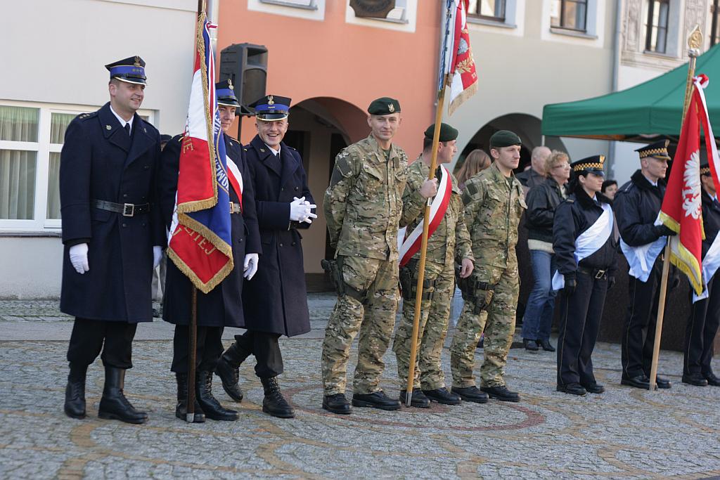 Mundurowi uczniowie ślubowali w Rynku