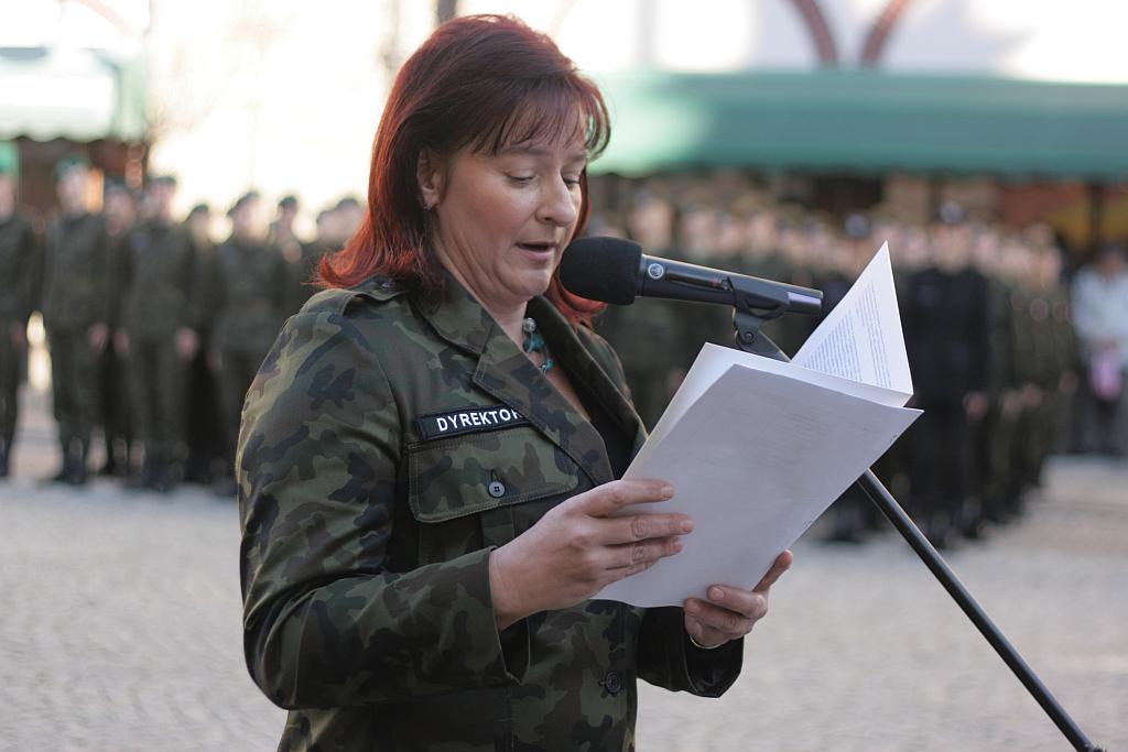 Mundurowi uczniowie ślubowali w Rynku