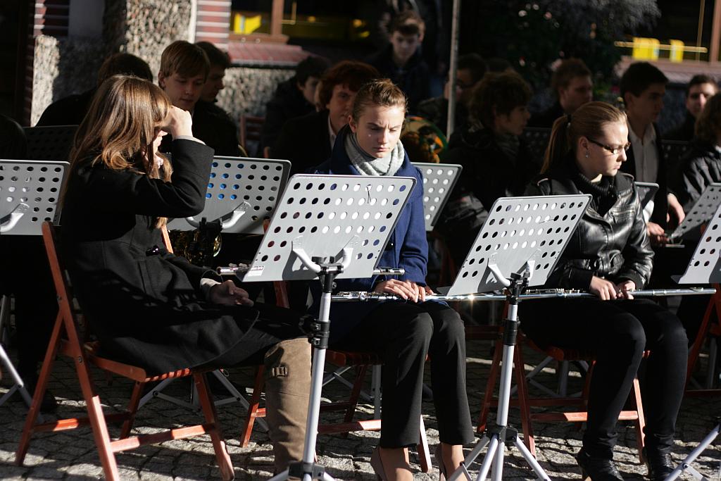 Mundurowi uczniowie ślubowali w Rynku