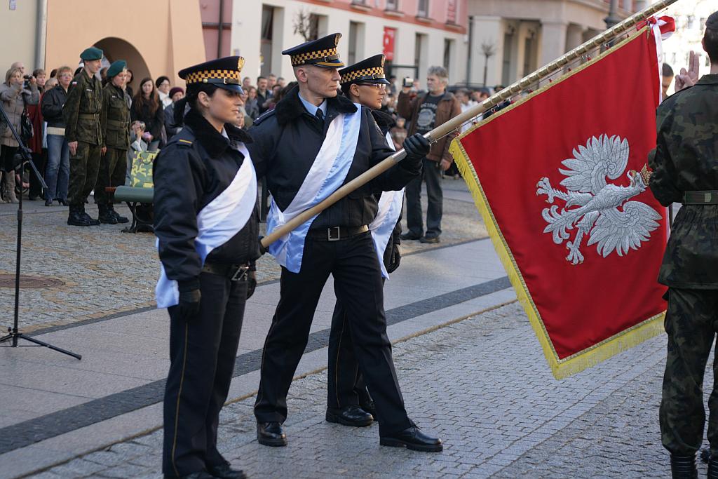 Mundurowi uczniowie ślubowali w Rynku