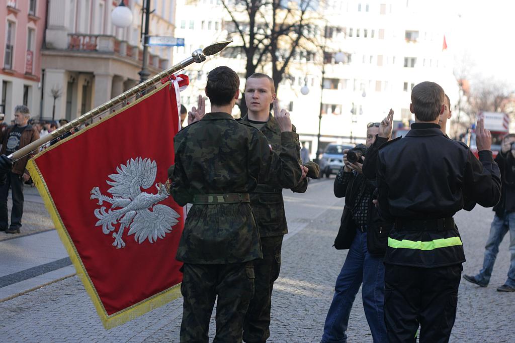 Mundurowi uczniowie ślubowali w Rynku