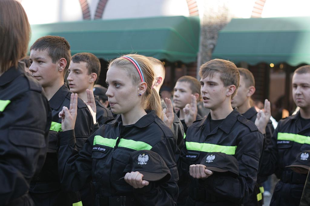 Mundurowi uczniowie ślubowali w Rynku
