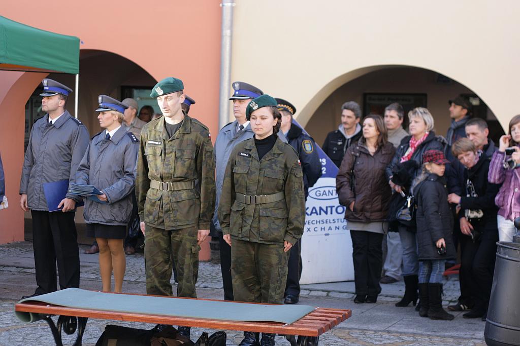 Mundurowi uczniowie ślubowali w Rynku
