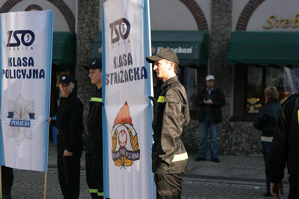 Mundurowi uczniowie ślubowali w Rynku