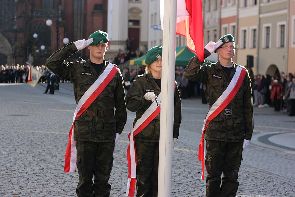 Mundurowi uczniowie ślubowali w Rynku