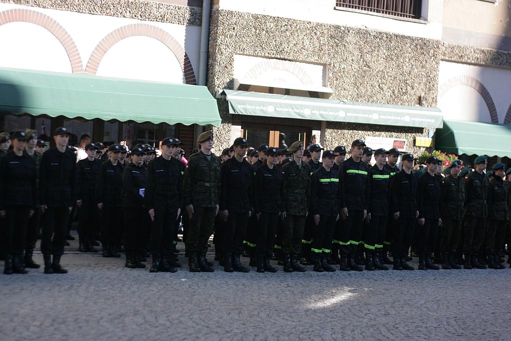 Mundurowi uczniowie ślubowali w Rynku