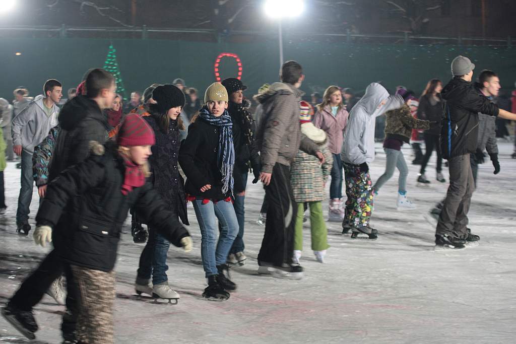 Śnieżynki i Mikołaje na lodowisku