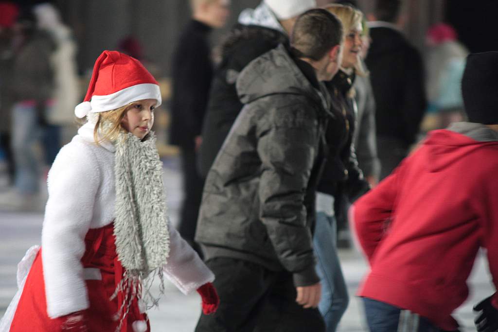 Śnieżynki i Mikołaje na lodowisku