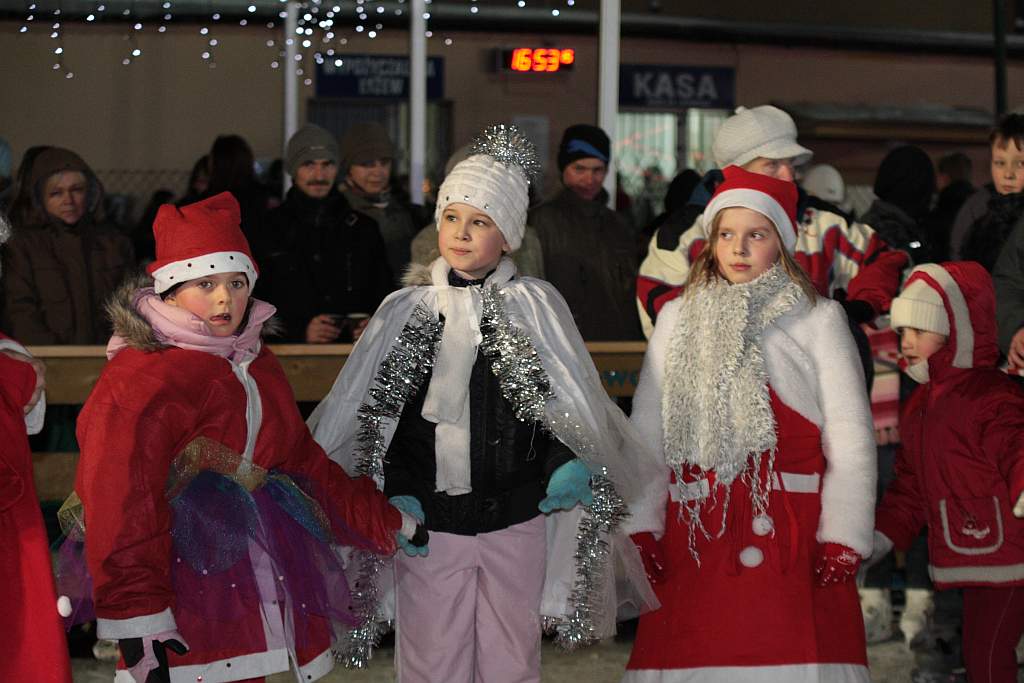 Śnieżynki i Mikołaje na lodowisku
