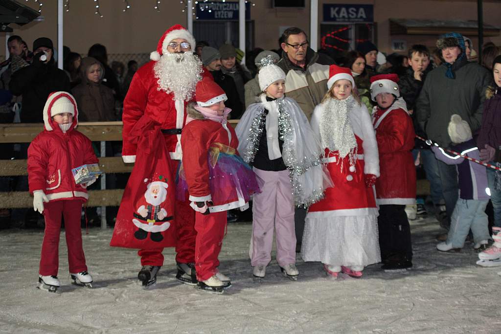 Śnieżynki i Mikołaje na lodowisku