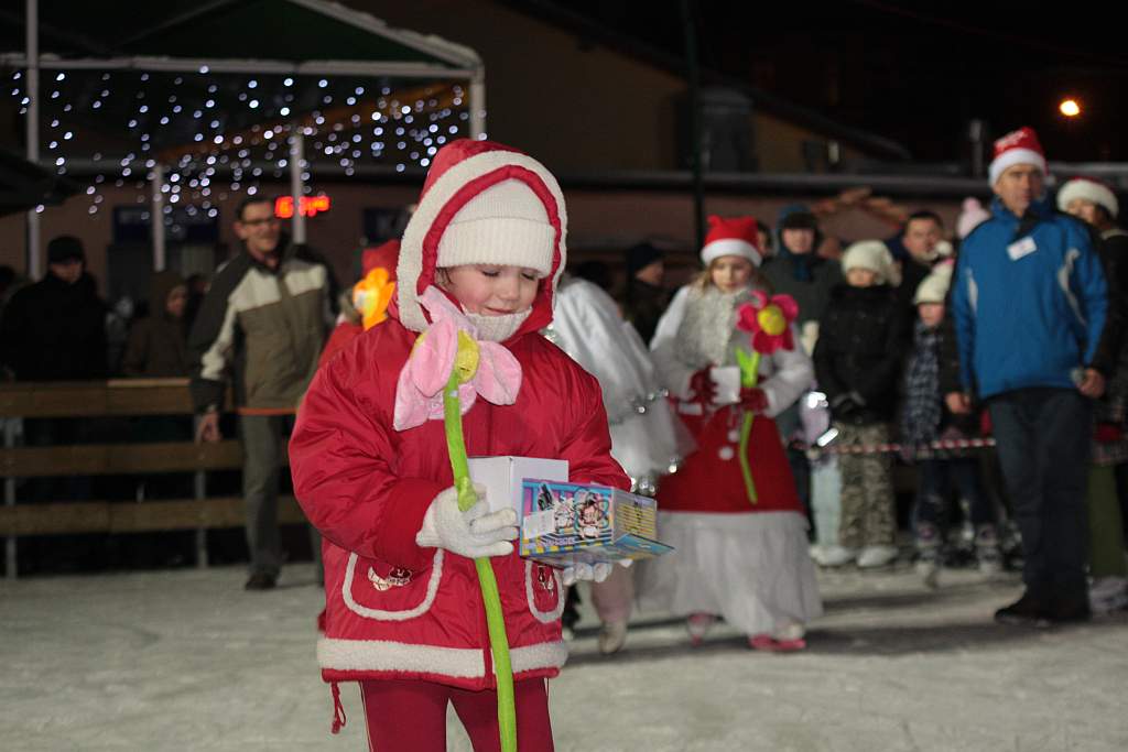 Śnieżynki i Mikołaje na lodowisku