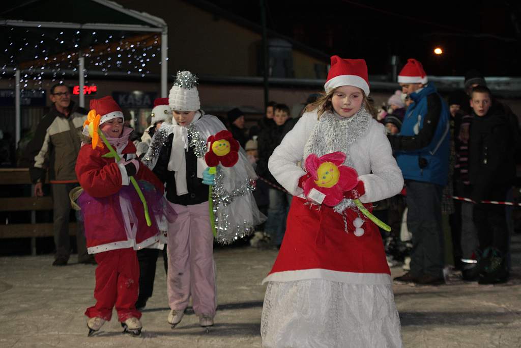 Śnieżynki i Mikołaje na lodowisku
