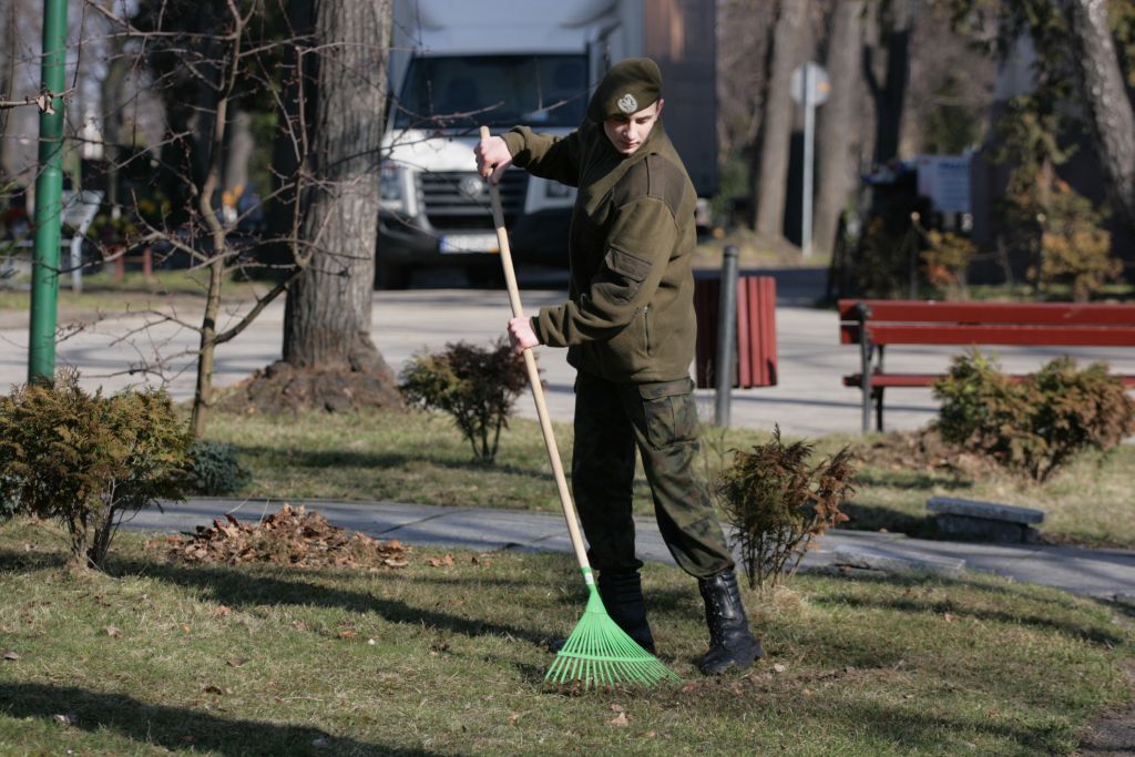 Mundurowi na cmentarzu