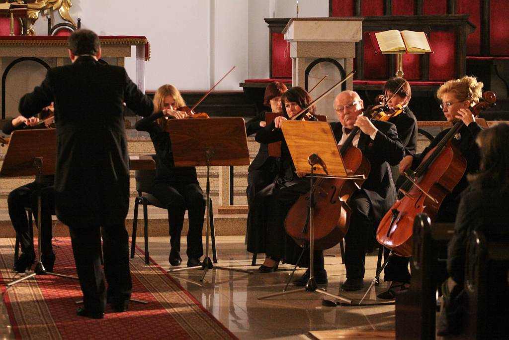 Koncert orkiestry w kościele