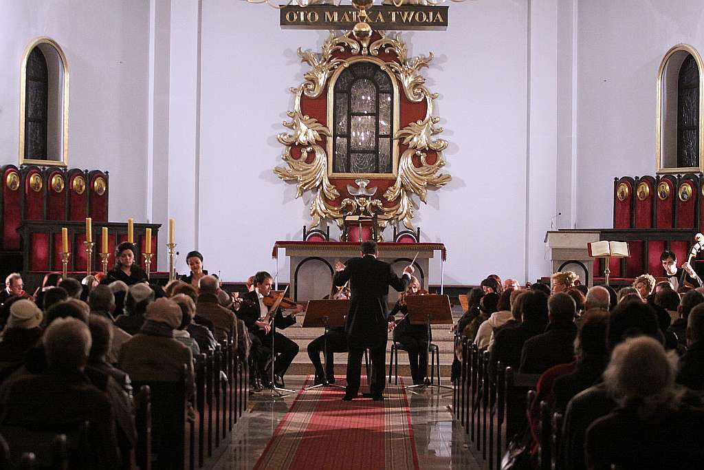 Koncert orkiestry w kościele
