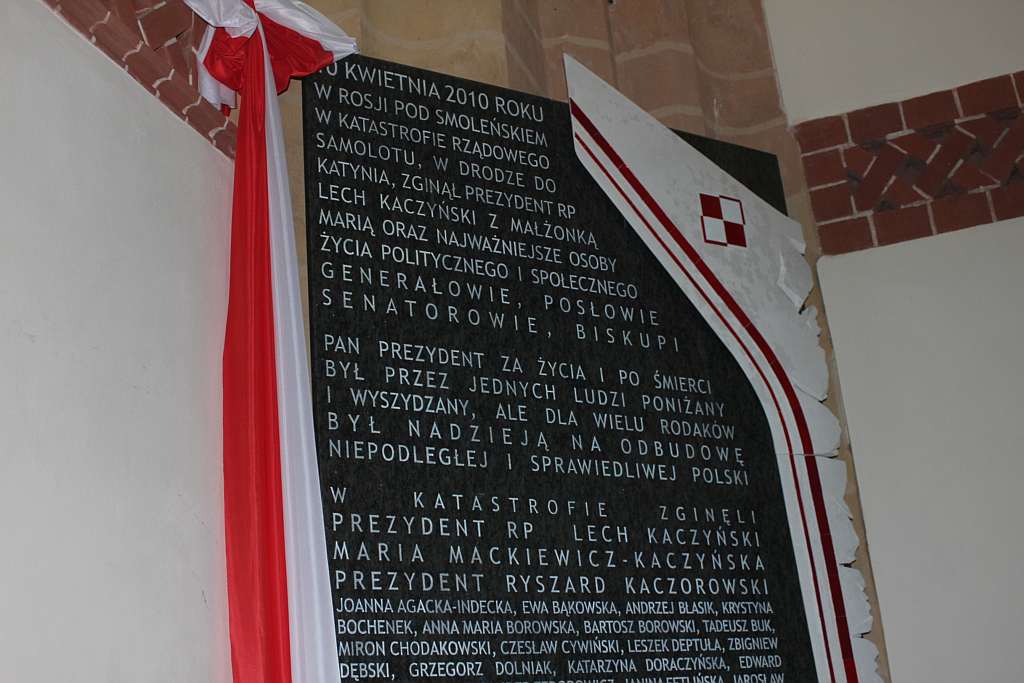 Tablica upamiętniająca ofiary smoleńskie