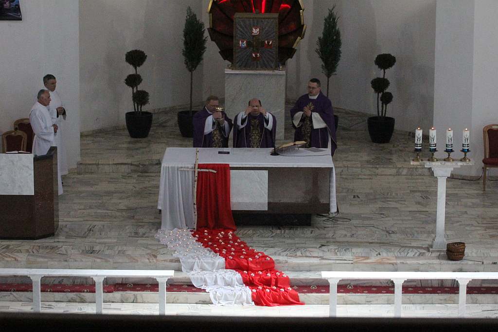 96 zniczy pod krzyżem