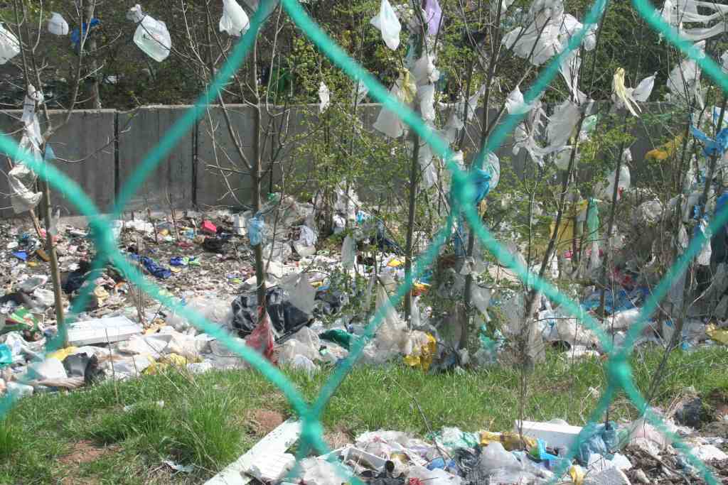 Śmieci wokół wysypiska