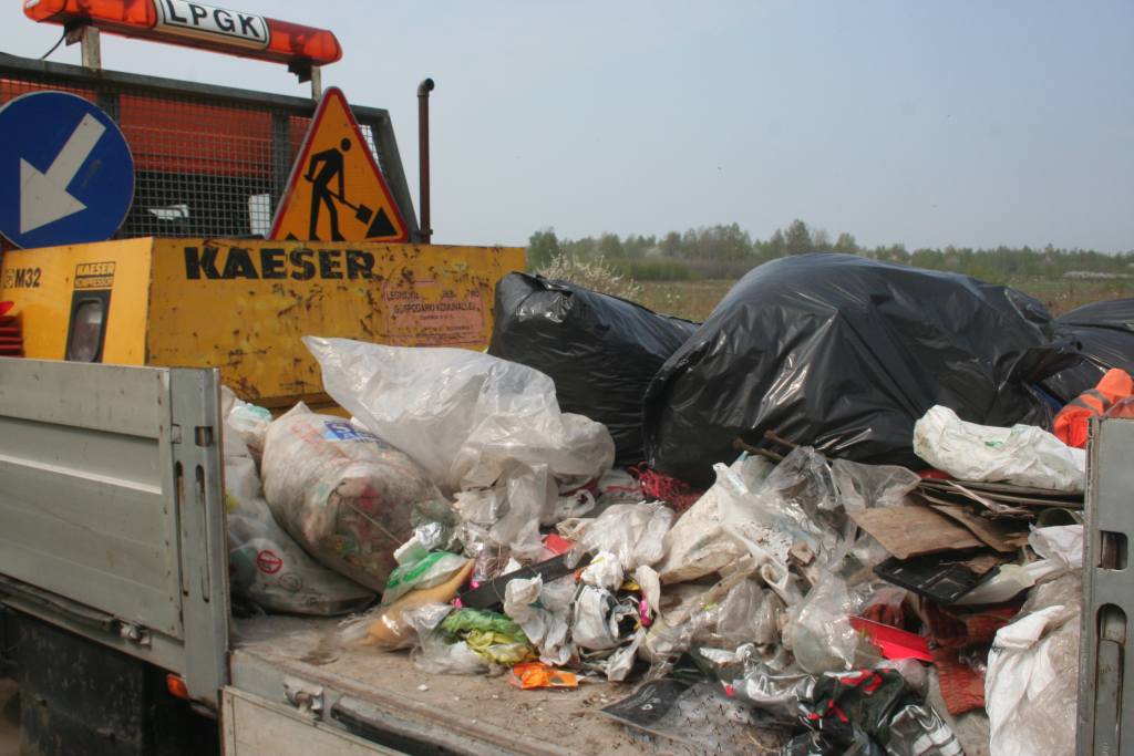 Śmieci wokół wysypiska