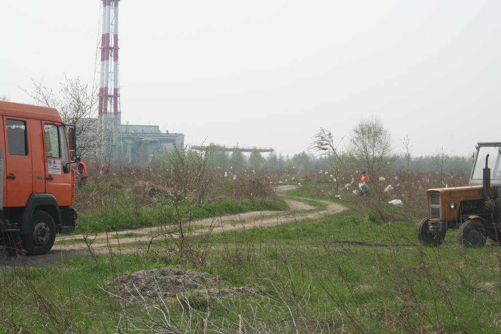 Śmieci wokół wysypiska