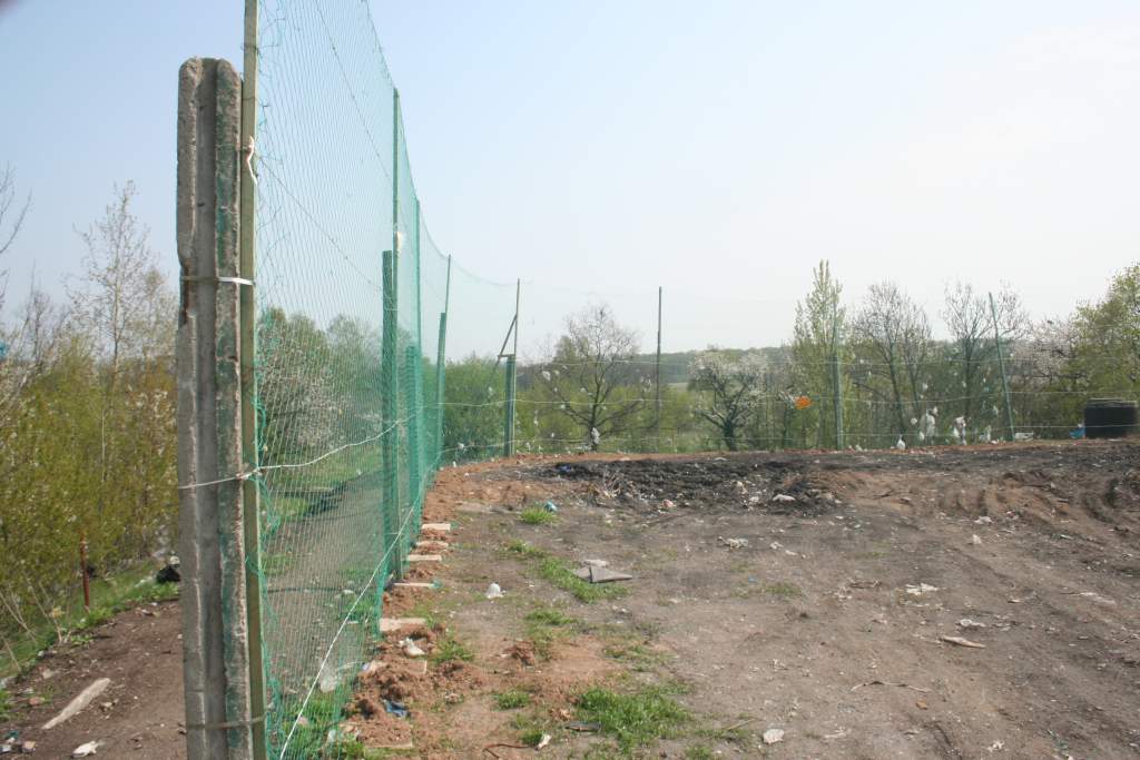 Śmieci wokół wysypiska