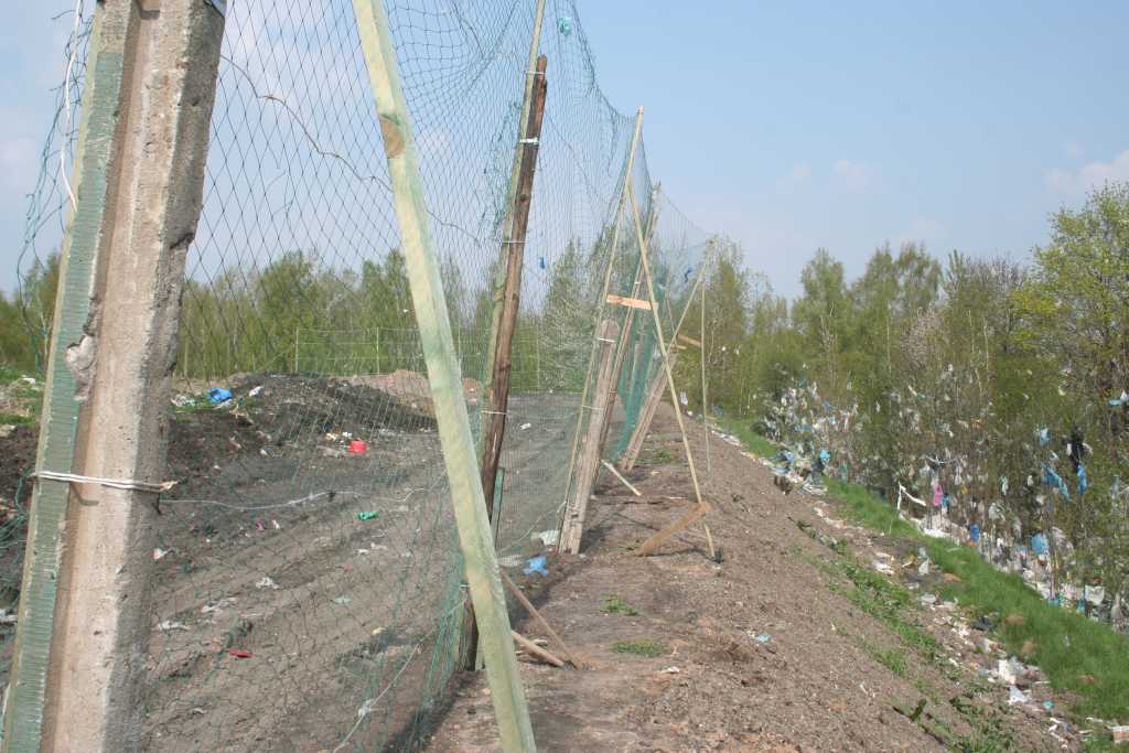 Śmieci wokół wysypiska