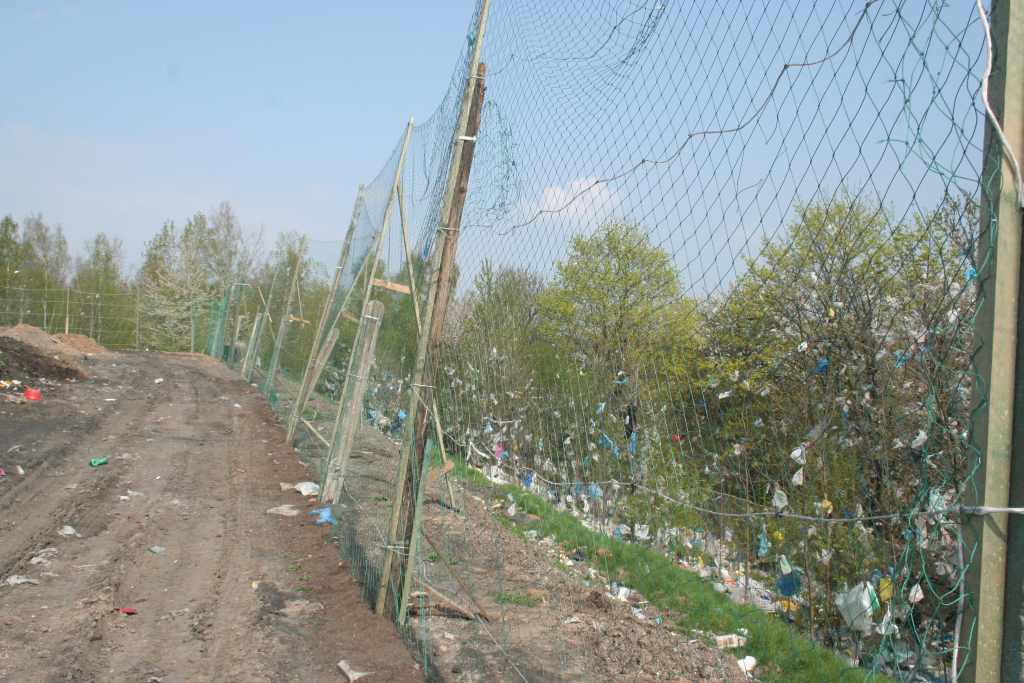 Śmieci wokół wysypiska
