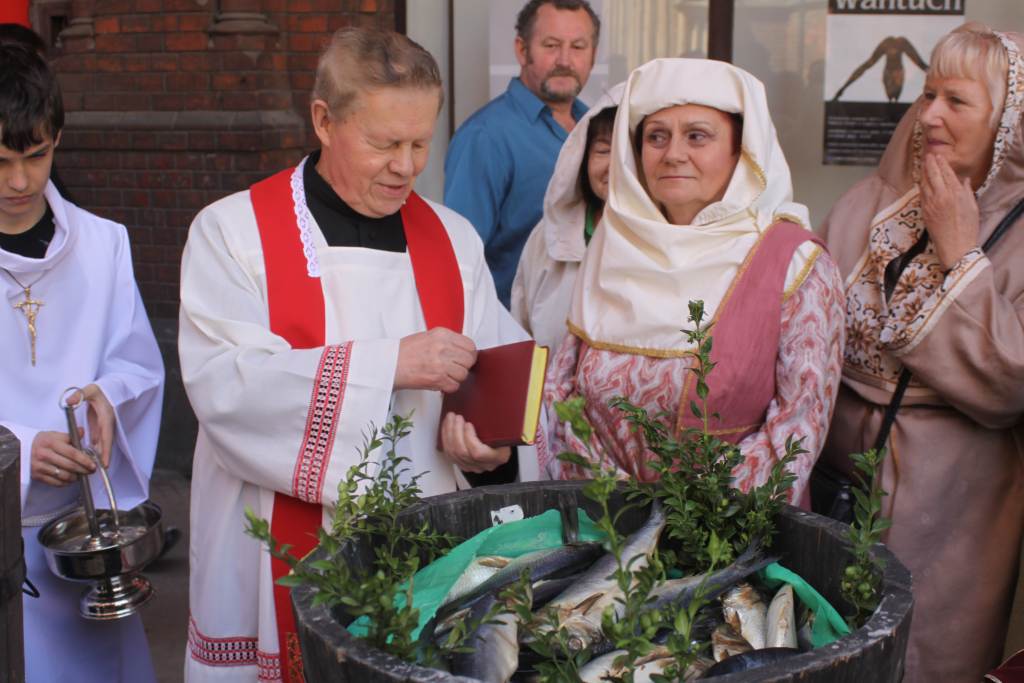 Chleb, śledź i grosz