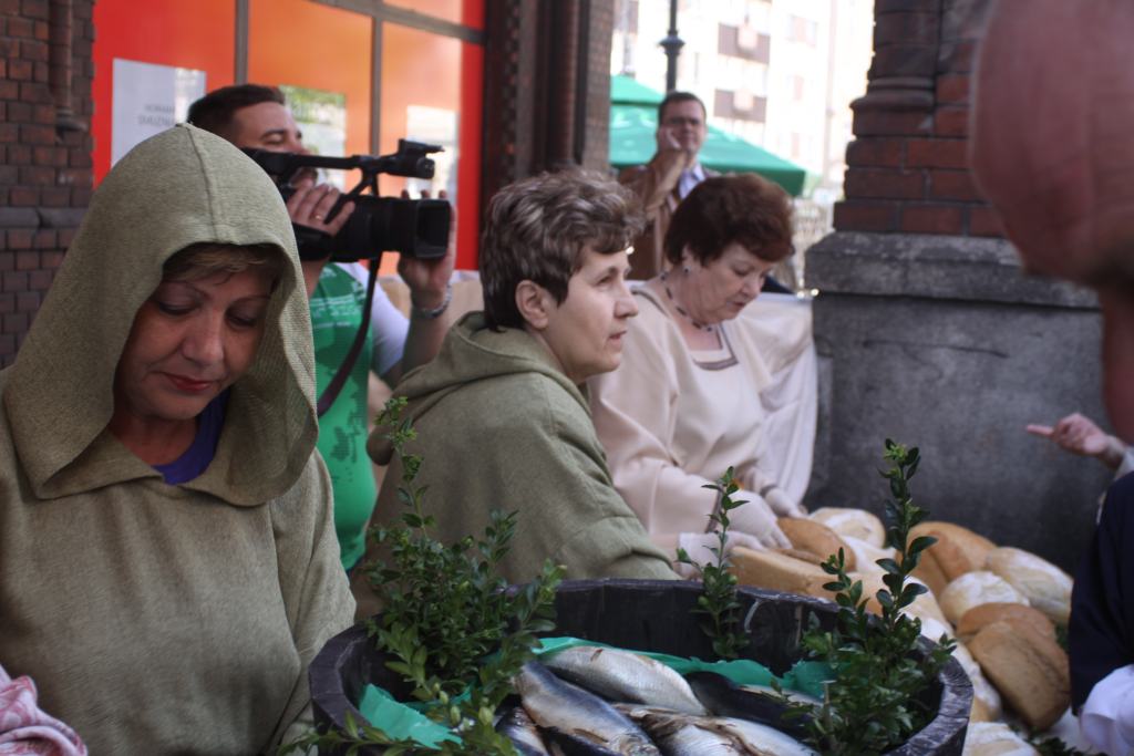 Chleb, śledź i grosz