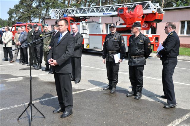 Strażacy ćwiczyli w tajemniczej bazie (2)