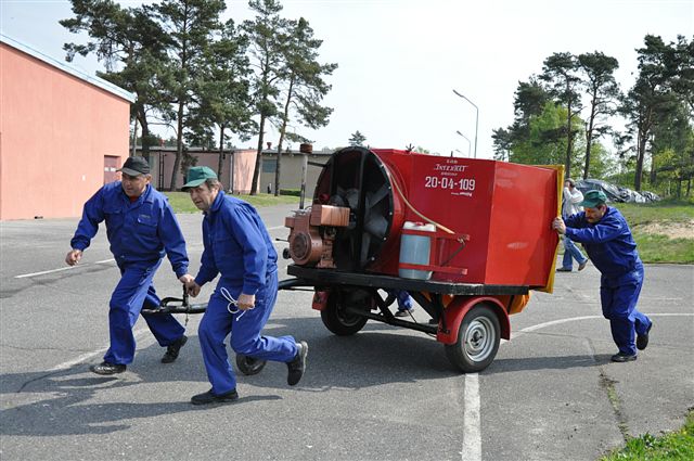 Strażacy ćwiczyli w tajemniczej bazie (1)