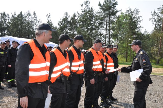 Strażacy ćwiczyli w tajemniczej bazie (2)