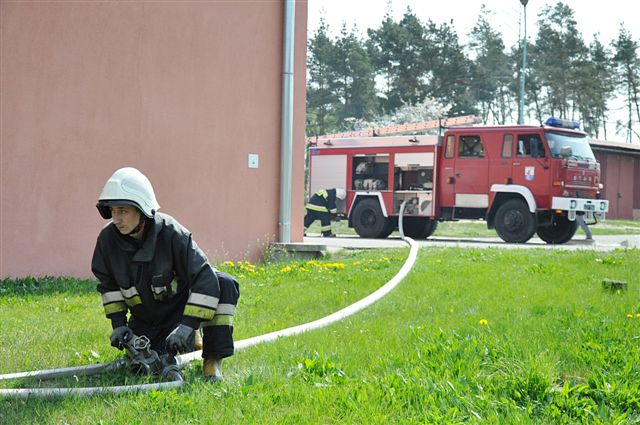 Strażacy ćwiczyli w tajemniczej bazie (1)
