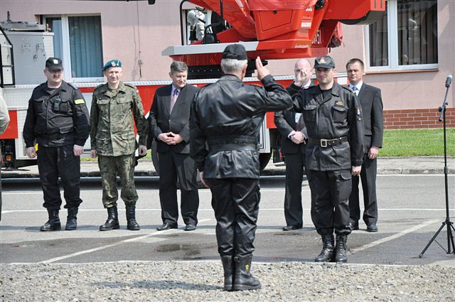 Strażacy ćwiczyli w tajemniczej bazie (2)
