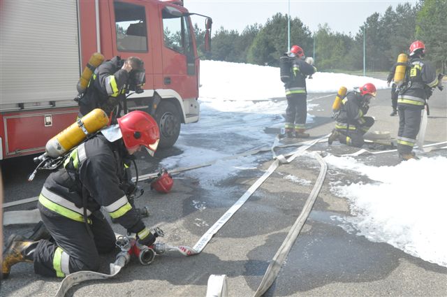 Strażacy ćwiczyli w tajemniczej bazie (1)