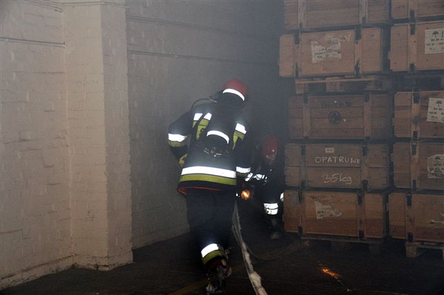 Strażacy ćwiczyli w tajemniczej bazie (1)