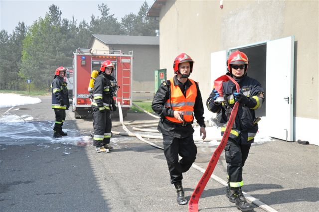 Strażacy ćwiczyli w tajemniczej bazie (2)