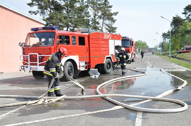 Strażacy ćwiczyli w tajemniczej bazie (1)
