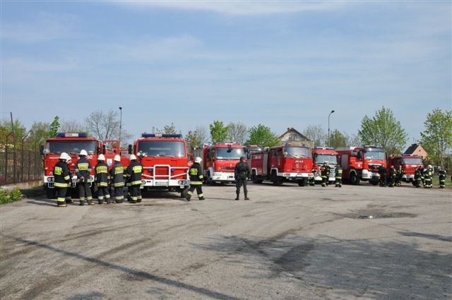 Strażacy ćwiczyli w tajemniczej bazie (1)