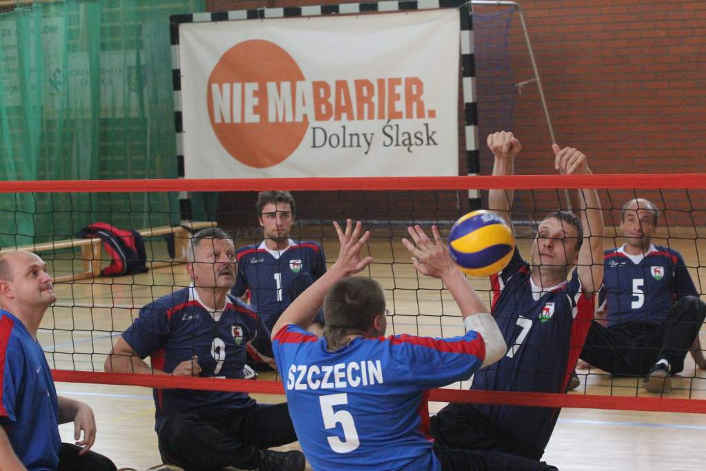 Grają w siatkówkę na siedząco cz1