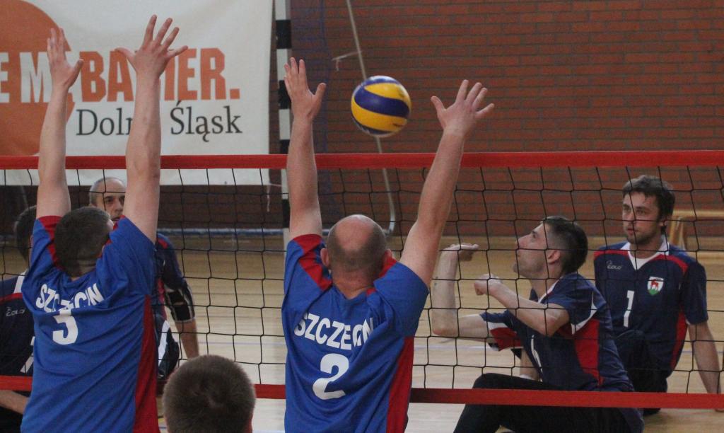 Grają w siatkówkę na siedząco cz1