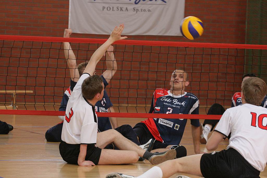 Grają w siatkówkę na siedząco cz.2