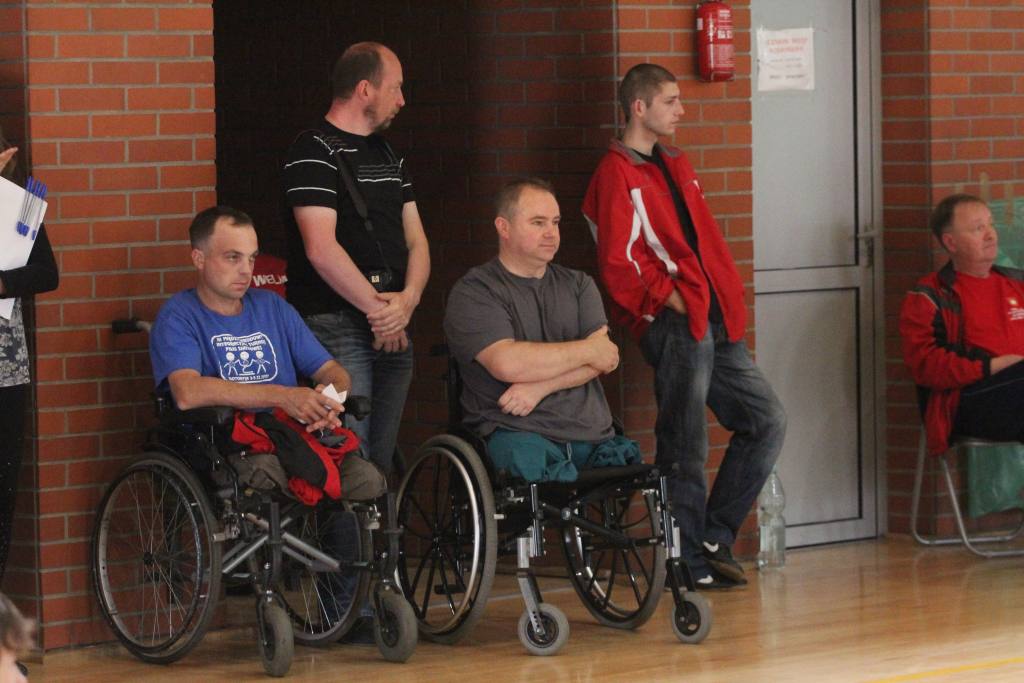 Grają w siatkówkę na siedząco cz1
