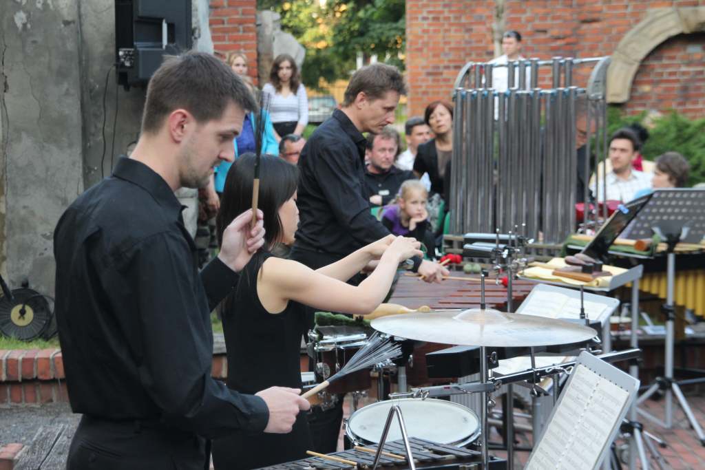 STRINGS & DRUMS